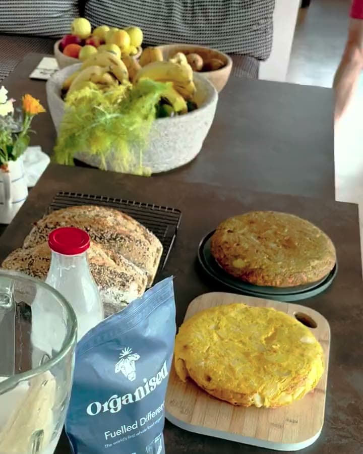 Banana and ice in the blender, the Organised pouch beside it
